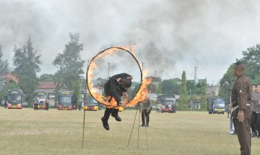 Meriahkan-Hari-Bhayangkara-ke-77,-Kapolresta-Kupang-Kota-Ikut-Dalam-Atraksi-Lompat-Api