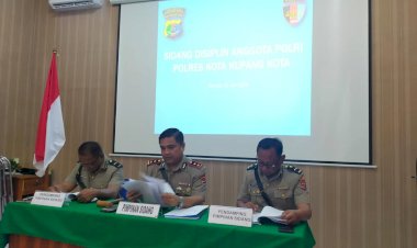 Wakapolresta-Kupang-Kota-AKBP-Aldinan-Manurung,-Pimpin-Sidang-Disiplin-4-Anggota-Polri