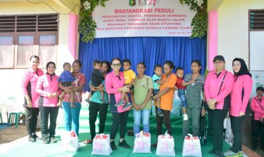 Ketua-Umum-Bhayangkari-Ny.-Juliati-Sigit-Prabowo-Memberikan-Bantuan-Sosial-dan-Pengobatan-Gratis-di-Kantor-Camat-Palue.-