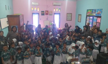 Personel-Polisi-Wanita-Polsek-Alak-Polresta-Kupang-Kota-Beri-Penyuluhan,-Upaya-Dekatkan-Polisi-Dengan-Anak-Sejak-Dini