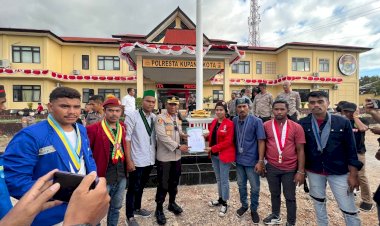 Aliansi-Cipayung-Plus-Unras-di-Depan-Mako-Polresta-Kupang-Kota,-Tuntut-Penanganan-Proses-Hukum-Kematian-Seorang-Mahasiswa