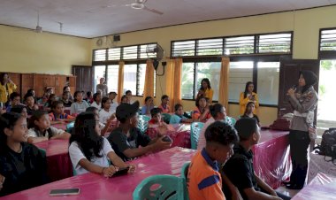 Polwan-Polresta-Datangi-dan-Berinteraksi-Langsung-Dengan-Siswa-SMP-di-Kota-Kupang