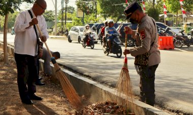 Menjaga-Lingkungan-Tetap-Asri,-Polresta-Kupang-Kota-Laksanakan-Jumat-Bersih