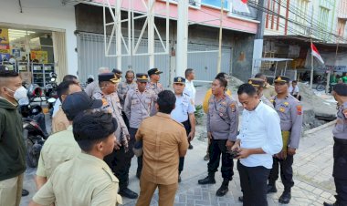 Bersama-Pemerintah-Kota-Kupang,-Polresta-Tertibkan-PKL-Yang-Berjualan-di-Rumija.