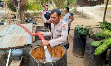 Polresta-Kupang-Kota-Bantu-Salurkan-Air-Bersih-Bagi-Warga-Bello