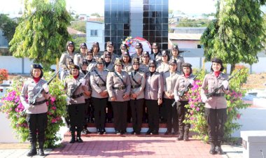 Jelang-Hut-Polwan-ke--75,-Polwan-Polresta-Kupang-Kota-Laksanakan-Ziarah-Di-Taman-Makam-Pahlawan