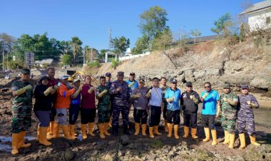 Upaya-Pelestarian-Laut,-Wakapolresta-Kupang-Kota-Bersihkan-Kawasan-Pantai-Bersama-TNI
