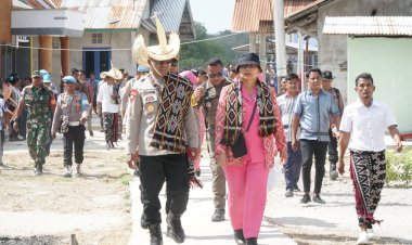 Kapolda-dan-Ketua-Bhayangkari-Daerah-NTT-Beri-Sumbangan-100-Paket-Bansos-dan-2-Sumur-Bor-di-Pulau-Ndao.-