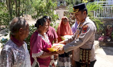 Wakapolresta-AKBP-Aldinan-Beri-Bantuan-Sembako-Kepada-Warga-Kota-Kupang