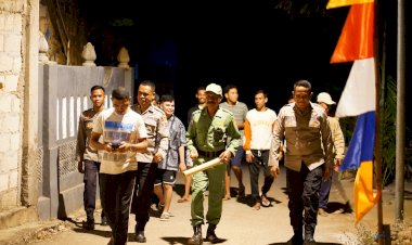 JAGA-SITUASI-KAMTIBMAS-PADA-MALAM-HARI,-PERSONEL-POLRESTA-KUPANG-KOTA-SAMBANGI-POS-KAMLING-KELURAHAN-LILIBA