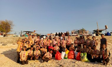 Satbinmas-Bersama-Saka-Bhayangkara-Polresta-Kupang-Kota,-Gotong-Royong-Bersihkan-Sampah-di-Pantai-Pasir-Panjang