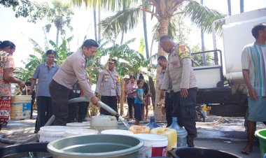 Menyambut-HUT-Humas-Polri-ke-72,-Kapolresta-Membagikan-30-Tangki-Air-Bersih-ke-Warga-yang-Membutuhkan