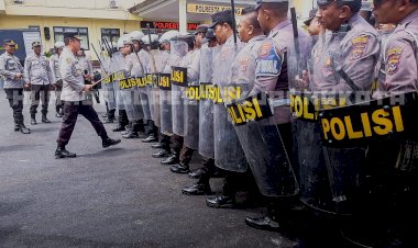 Latihan-Formasi-Dalmas,-Kapolresta-Kupang-Kota-Awasi-Langsung-Pelaksanaannya