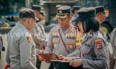 Bentuk-Apresiasi-Atas-Kinerja-Personel,-Kapolresta-Kupang-Kota-Berikan-Penghargaan-Secara-Periodik