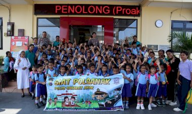 Polisi-Sahabat-Anak,-Polresta-Kupang-Kota-Terima-Kunjungan-dari-Murid-murid-TKK-St.-Maria-Assumpta