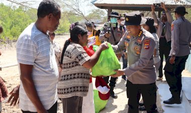 Polri-Berikan-Bantuan-Sembako-dan-Periksa-Kesehatan-Warga-Secara-Gratis