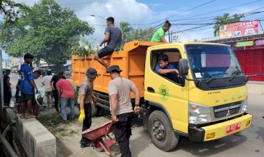 Cegah-Banjir-dan-Wabah-Penyakit,-Polresta-Kupang-Kota-Partisipasi-Dalam-Kegiatan-Karya-Bakti-Oleh-Kodim-1604-Kupang.