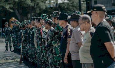 Aksi-TNI/Polri-Bersih-Sampah-di-Pantai-Pasir-Panjang