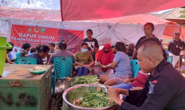 Sat-Brimob-Polda-NTT-Bangun-Dapur-Umum-dan-Masak-Untuk-Pengungsi-Korban-Erupsi-Gunung-Lewotobi