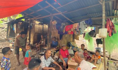 Polres-Flotim-Beri-Bantuan-Sosial-untuk-Pengungsi-Mandiri-di-Kebun-Desa-Konga.-