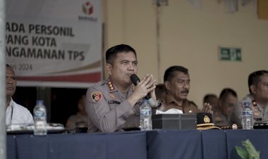 Jelang-Hari-Pemungutan-Suara,-Polresta-Kupang-Kota-Bekali-Personel-Pengamanan-di-TPS