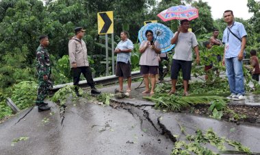 Kapolresta-Kombes-Aldinan-Manurung-Tinjau-Langsung-Jalan-Longsor-di-Oebufu