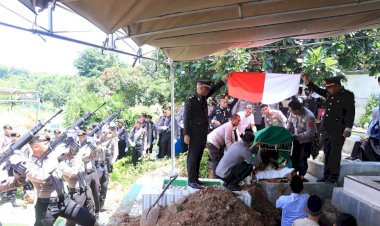 Penghormatan-Terakhir-Kepada-Anggota,-Kapolresta-Kupang-Kota-Pimpin-Upacara-Persemayaman-dan-Pemakaman