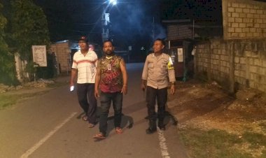 Bhabinkamtibmas-Liliba-Bersama-Warga,-Patroli-Jalan-Kaki-Menjaga-Keamanan-Lingkungan