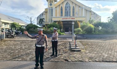 Jamin-Keamanan-Beribadah,-Satlantas-Polresta-Jaga-Kebaktian-Gereja-di-Kota-Kupang