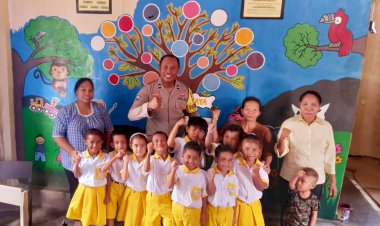 Polisi-Sahabat-Anak,-Bhabinkamtibmas-Aipda-Ketut-Alus-Sambangi-PAUD-Cahaya-di-Kelurahan-Kolhua