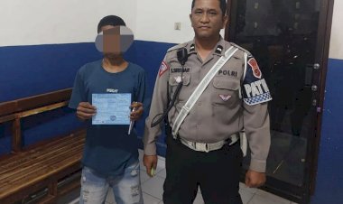 Sopir-Angkot-Diamankan-Satlantas-Polresta-Kupang-Kota,-Saat-Diketahui-Memuat-Penumpang-Diatas-Atap-Mobil