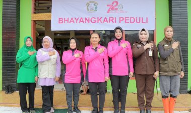 Sapa-Pengungsi-Banjir-Bandang-Sumbar,-Ketum-Bhayangkari-Hibur-Anak-anak-Pengungsi