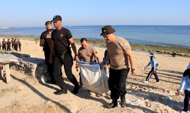 Kapolresta-Kombes-Aldinan-Manurung-Ikut-Bersihkan-Sampah-Bersama-TNI-di-Pantai-Pasir-Panjang