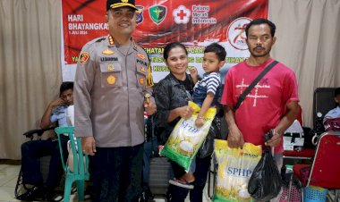 Peduli-Anak-Stunting-dan-Penyandang-Disabilitas,-Kapolresta-Kupang-Kota-Bagikan-Paket-Sembako