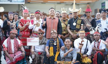 Polresta-Kupang-Kota-Tampilkan-Keragaman-Budaya-dalam-Fashion-Carnaval-Bhayangkara