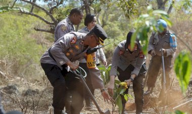 Polresta-Kupang-Kota-Tanam-Berbagai-Jenis-Anakan-Pohon-dan-Bagi-Ribuan-Bibit-Ikan-Lele-di-Batu-Plat