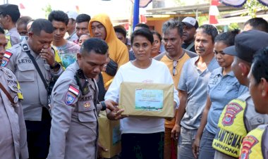 Sambut-HUT-Bhayangkara,-Polresta-Kupang-Kota-Bagikan-Sembako-Kepada-Warga-Kota-Kupang