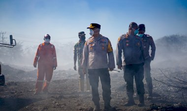 Kapolresta-Kupang-Kota-Turun-Langsung-ke-Lokasi-Kebakaran-TPA-Alak