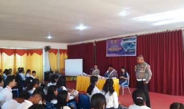 Lantas-Polsek-Koja-Sosialisasi-Tertib-Lalu-Lintas-Kepada-Siswa-SMA-Mercusuar-Kupang