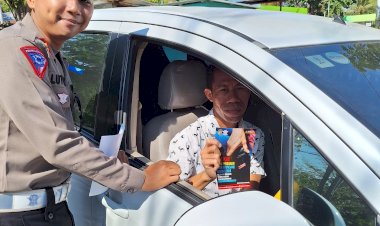 Ops-Patuh-Turangga-2024,-Satlantas-Polresta-Kupang-Kota-Bagikan-Selebaran-Kepada-Pengendara-di-Jalan-Raya