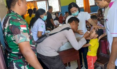 Sinergitas-TNI-dan-Polri-Sukseskan-PIN-Polio-di-SD-Inpres-Oepoi