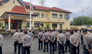 Hari-Berkabung-Nasional,-Polresta-Kupang-Kota-dan-Jajaran-Kibarkan-Bendera-Setengah-Tiang