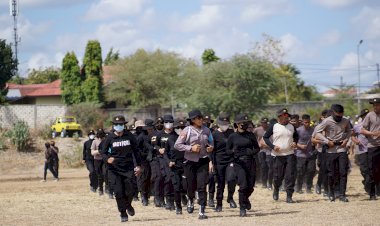 Personel-Polresta-Kupang-Kota-Latihan-Sispamkota-Gabungan-Bersama-Polda-NTT