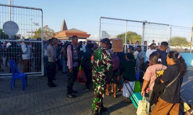 Personel-Polsubsektor-Bersama-TNI,-Jamin-Keamanan-Penumpang-di-Area-Pelabuhan-Tenau