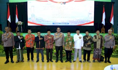 Bagikan-Ribuan-Paket-Sembako,-Ops-NCS-Polri-Bawa-Pesan-Pilkada-Damai-di-Jawa-Timur