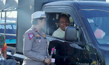 Polwan-Polresta-Kupang-Kota-Bagikan-Bunga-kepada-Pengendara-di-Patung-Kirab-Fatululi