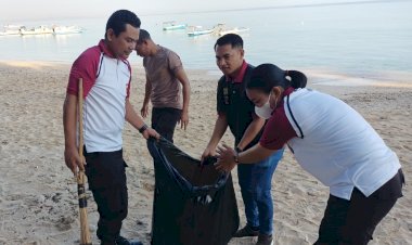 Peduli-Lingkungan,-Personel-Binmas-Polresta-Kupang-Kota-Bersihkan-Sampah-di-Pantai-Pasir-Panjang