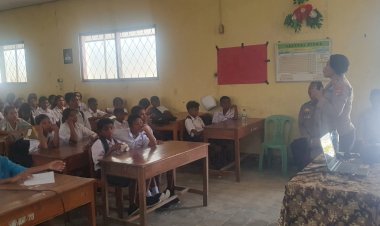 Kapolsek-Maulafa-di-dampingi-Bhabhinkamtibmas-Oepura-Melakukan-Sosialisasi-Dampak-Hukum-Kenakalan-Remaja-di-SMP-Kihajar-Dewantoro-dan-SMA-Sudirman