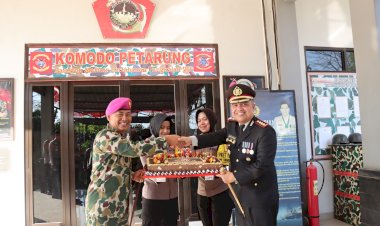 Kapolresta-Kupang-Kota-Beri-Kejutan-Ulang-Tahun-di-HUT-TNI-ke-79