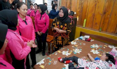 Ketua-Umum-Bhayangkari-Kunjungi-Aiptu-Heri-dan-Anaknya-yang-Terbaring-Sakit